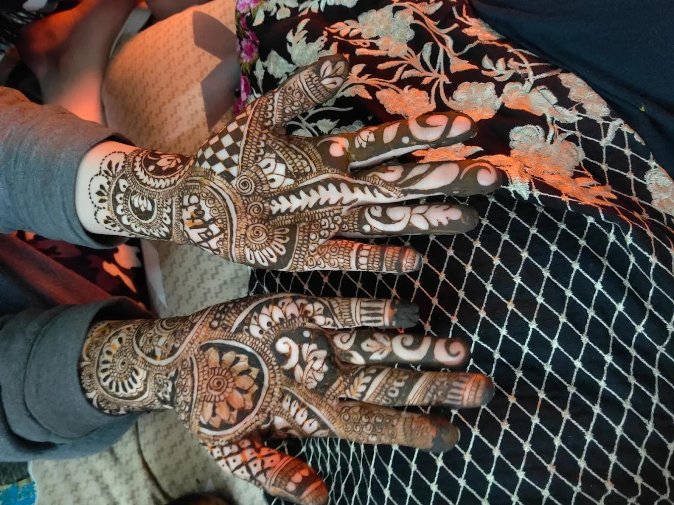 Naziya Mehndi Artist